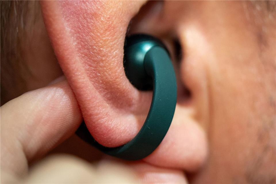 Steckt nicht im Ohr, liegt eher davor. Der Klang der Loops ist nicht so voll wie bei anderen Modellen, aber dafür bekommt man noch was von der Umgebung mit. Nico Tapia/dpa-tmn