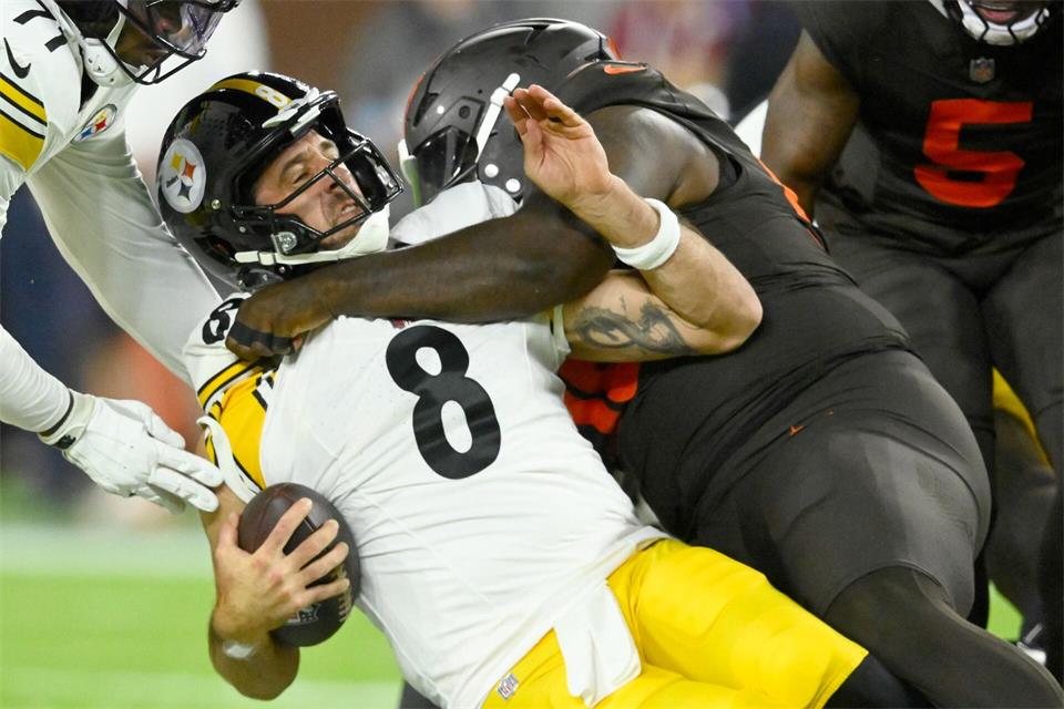 Steelers-Quarterback Aaron Rodgers wird von einem Cleveland-Verteidiger zu Fall gebracht.David Richard/AP/dpa