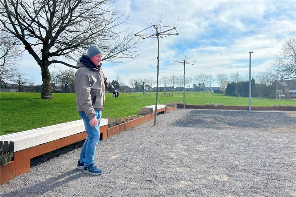 Stefan Becker trainiert auf dem Boulefeld im Bürgerpark an seiner Wurftechnik.