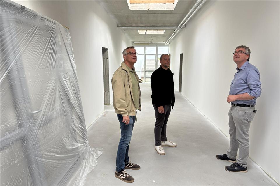 Stefan Bröker und Pascal Becker von der Bauverwaltung und Schulleiter Thomas Schlüter (v. l.) erläutern den aktuellen Stand der Bauarbeiten.