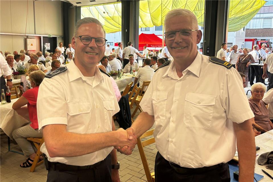 Stefan Döking (rechts) ist am Donnerstag in den Ruhestand verabschiedet worden. Die Leitung der Feuer- und Rettungswache übernimmt künftig Kai Sobbe.