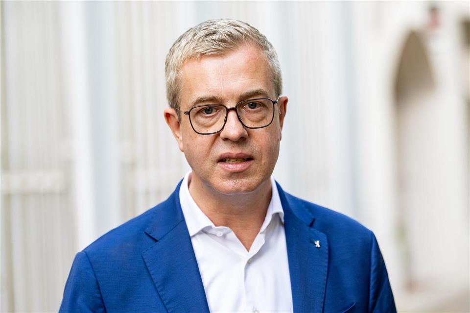 Stefan Evers (CDU), Finanzsenator, gibt nach einer Sitzung des Landesvorstandes der CDU im Ernst-Lemmer-Institut ein Statement.Fabian Sommer/dpa