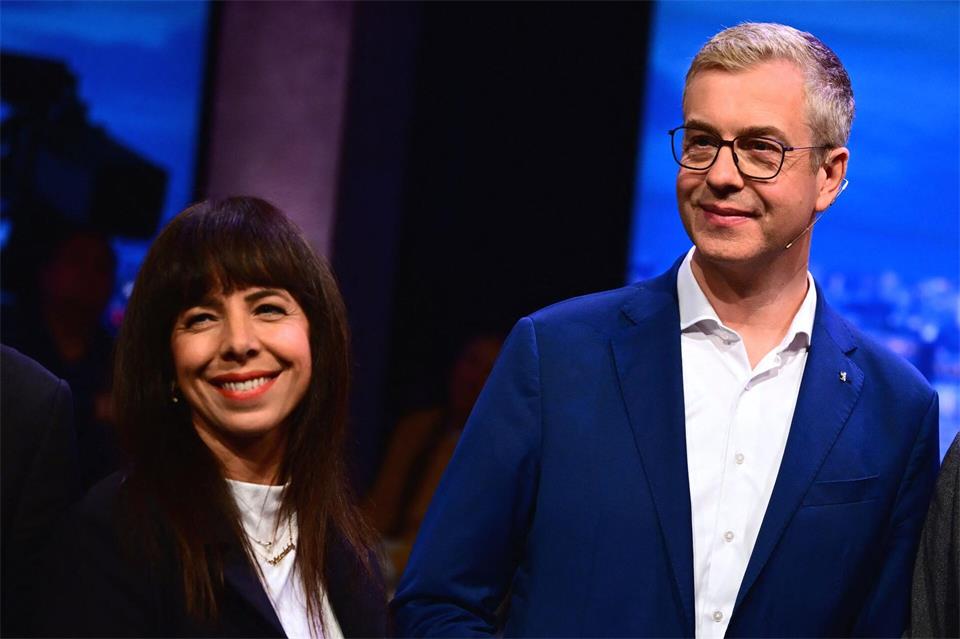 Stefan Evers (CDU) und Elif Eralp (Linke) haben laut Umfragen die größten Chancen auf den Einzug ins Rote Rathaus. Sebastian Gollnow/dpa