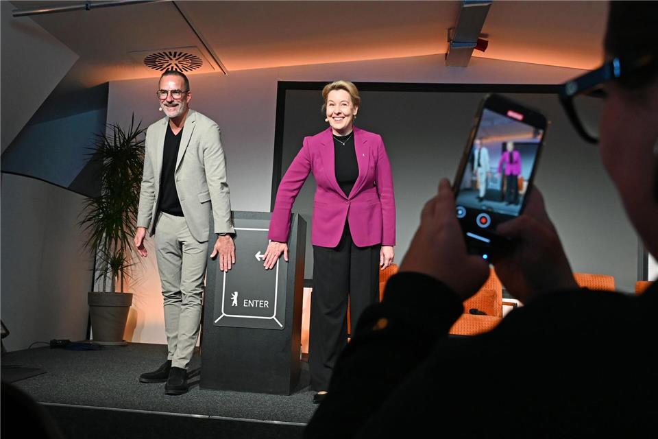 Berlin zeigt in neuem AI-Hub Vorzüge der Hauptstadt Stefan Franzke, Geschäftsführer der Wirtschaftsförderung Berlin Partner, und Wirtschaftssenatorin Franziska Giffey (SPD) eröffneten den neuen Hub in Alt-Treptow. Elisa Schu/dpa