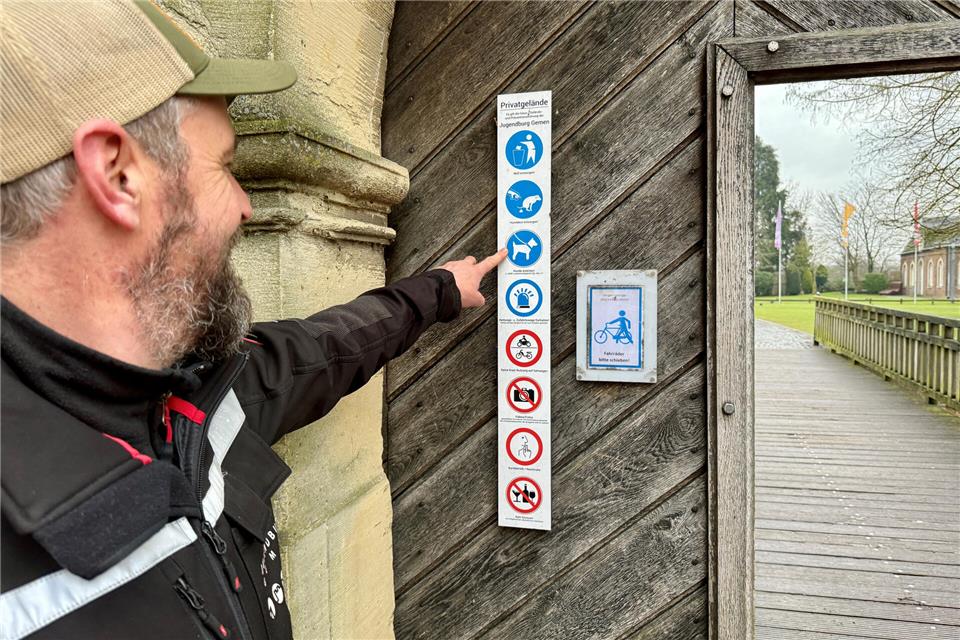 Gemen: Jugendburg-Leiter klagt über Hundekot Stefan Franzmann (Gärtner der Jugendburg) zeigt auf Piktogramme, die die Verhaltensregeln auf dem Privatgelände deutlich zeigen.