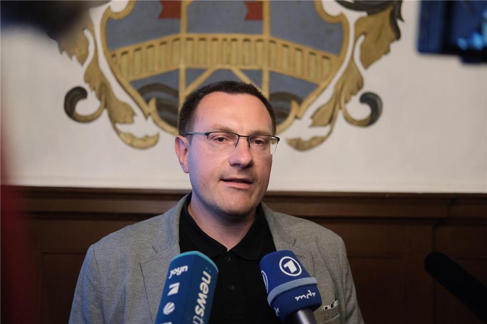 Stefan Hartung von den „Freien Sachsen“ ist bei der Oberbürgermeisterwahl in Aue-Bad Schlema unterlegen. Die Wahl stieß bundesweit auf große Aufmerksamkeit: Denn ein Rechtsextremist hatte Chancen, Chef der Stadtverwaltung zu werden. Sebastian Willnow/dpa