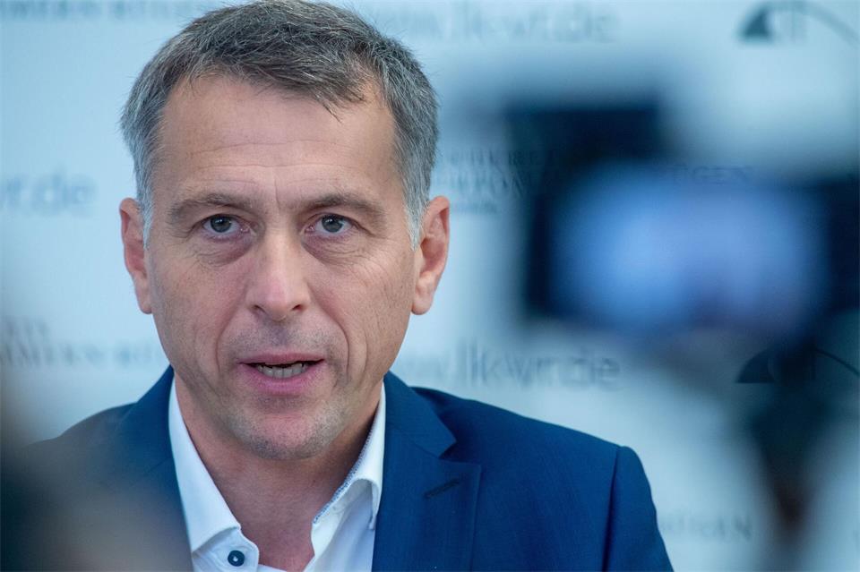 Stefan Kerth (parteilos), Landrat des Landkreis Vorpommern-Rügen, lehnt ein AfD-Parteiverbot ab. (Archivbild)Stefan Sauer/dpa