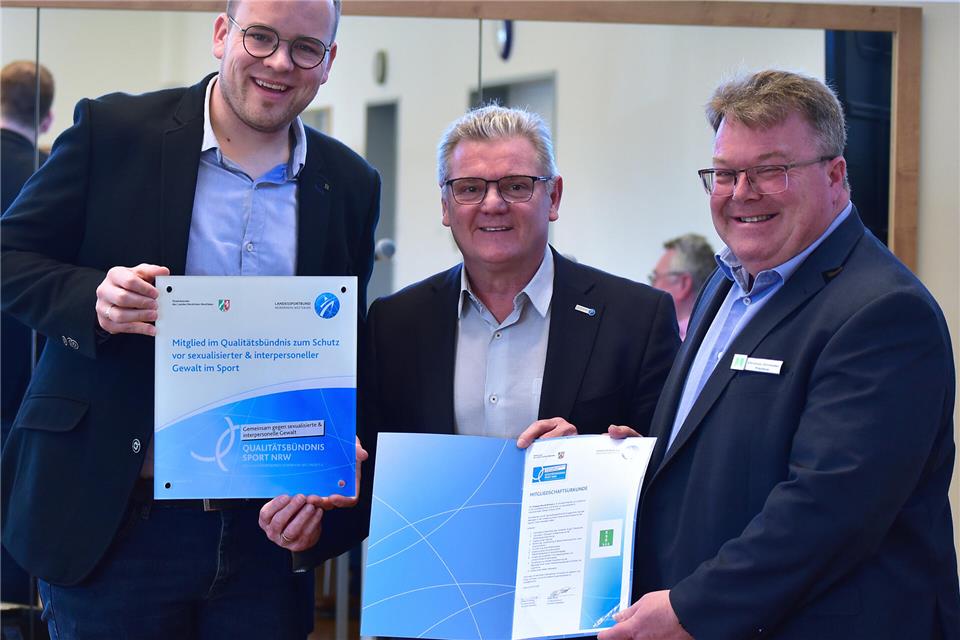 Stefan Klett, Präsident des Landessportbundes NRW (Mitte), überreichte die Urkunde zum Beitritt in das Qualitätsbündnis zum Schutz vor sexualisierter und interpersoneller Gewalt im Sport an Hendrik Stenkamp (Vorsitzender der Sportjugend im KSB Borken und neuer Finanz-Beauftragter, links) und Christian Stöttelder (neuer Präsident des KSB Borken).