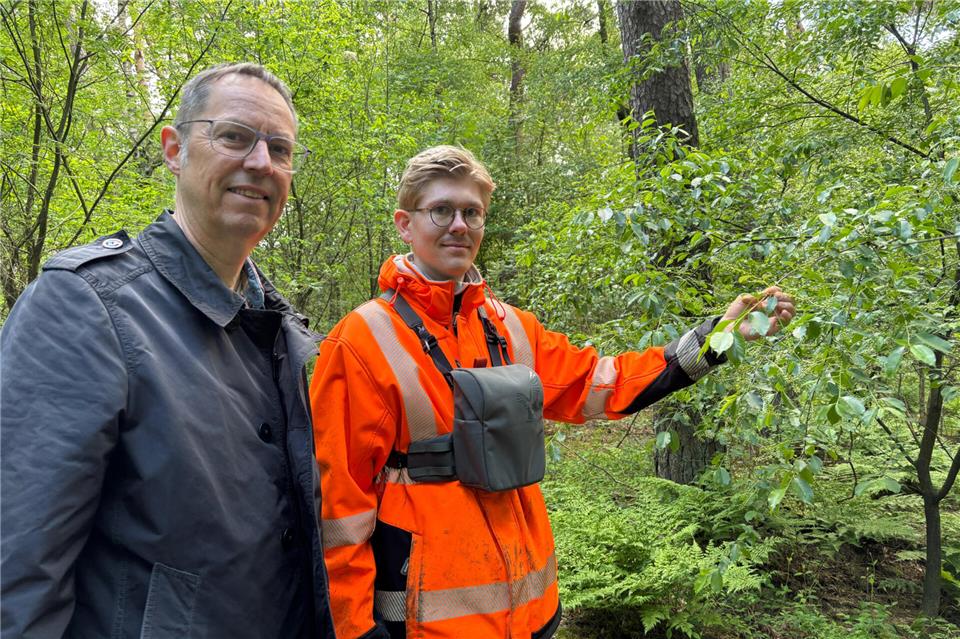 Stefan Kranz (l.) und Sebastian Fischer haben die invasiven Arten im Kreis Borken im Blick.