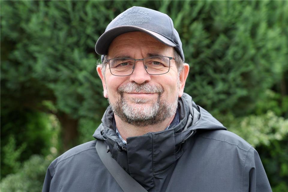 Stefan Kroll, Weißstorchexperte und Vorsitzender der Landesarbeitsgruppe (LAG) Weißstorchschutz Mecklenburg-Vorpommern (im Nabu), begleitet ein Team, das von einem Hubwagen aus junge Weißstörche beringt.A7120 Bernd Wüstneck/dpa