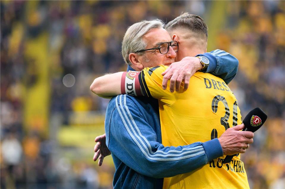 Stefan Kutschke (Dynamo Dresden, r) verabschiedet sich nach dem Spiel von den Fans und wird von Ralf Minge, Vereinslegende, umarmt. Robert Michael/dpa