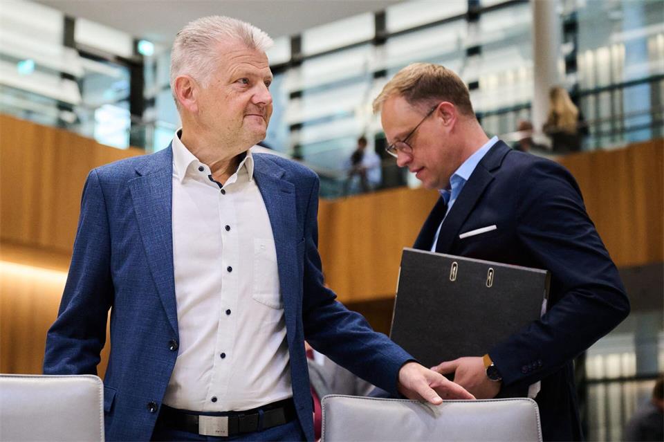 Stefan Politze (l), hier mit Nachfolger Siebels, trat am 8. Oktober als Fraktionschef zurück. (Archivbild)Julian Stratenschulte/dpa