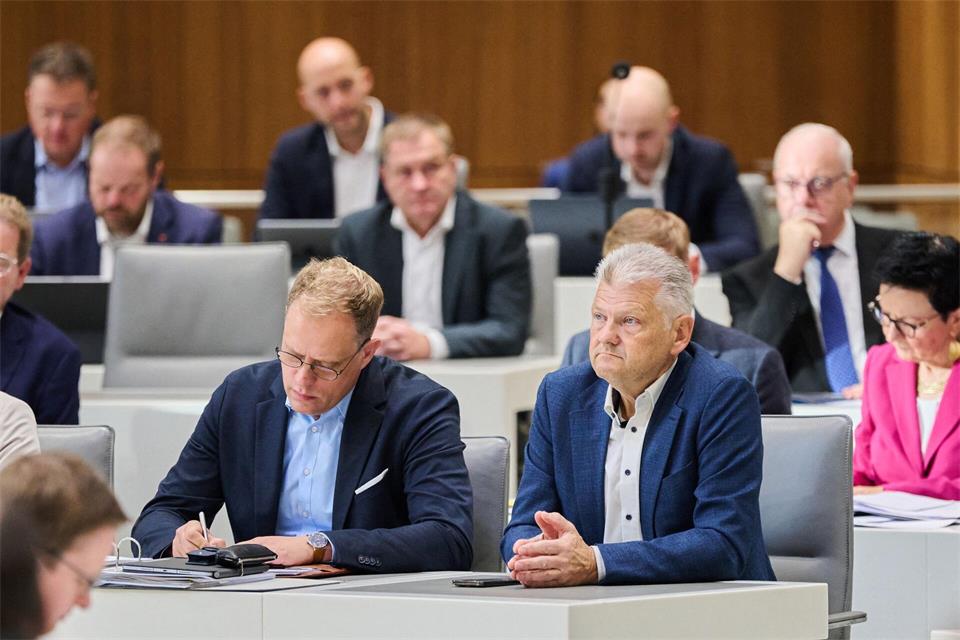 Stefan Politze (vorne rechts) während der Landtagssitzung, in der seine Immunität aufgehoben wurde.Julian Stratenschulte/dpa