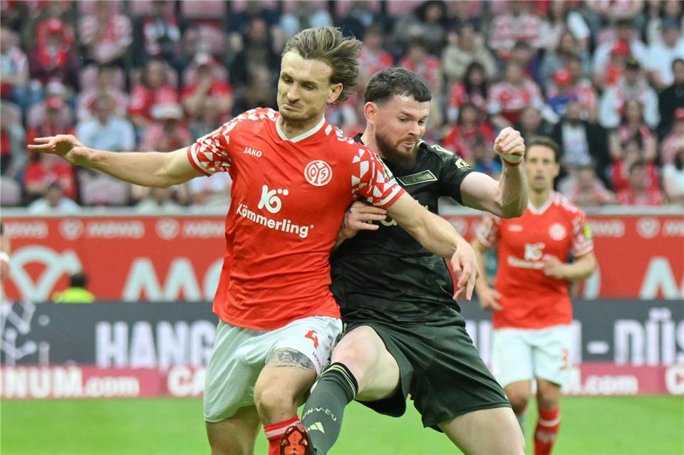 Stefan Posch (vorn) bleibt endgültig in Mainz. (Archivbild) Torsten Silz/dpa