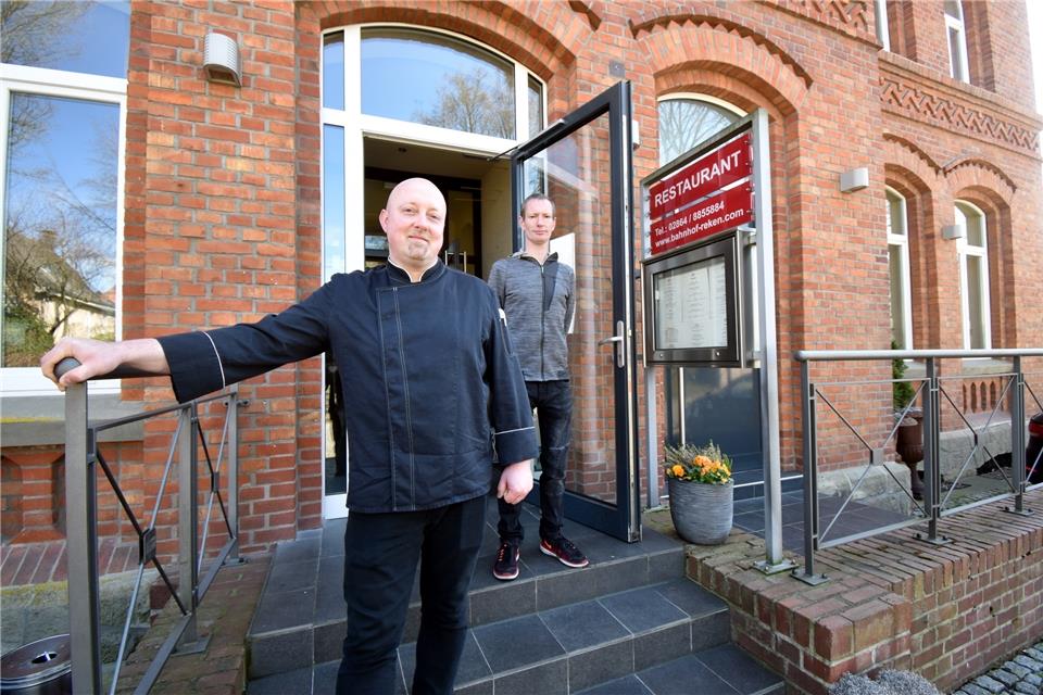 Stefan Schmitz, der Betreiber des Restaurants Bahnhof Reken, dreht an allen Stellschrauben, um sein Lokal durch die schwierige Situation zu manövrieren. Rechts ist der Koch des Restaurants, Mario Süselbeck, zu sehen.