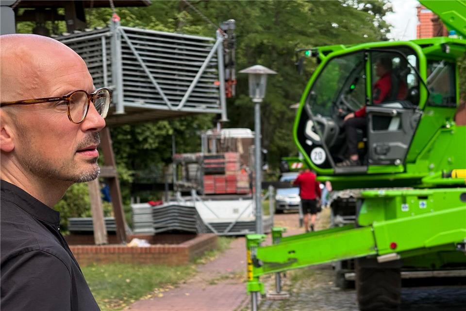 Stefan Sternberg (SPD), Landrat von Ludwigslust-Parchim, steht vor dem Klinikum.Helena Dolderer/dpa