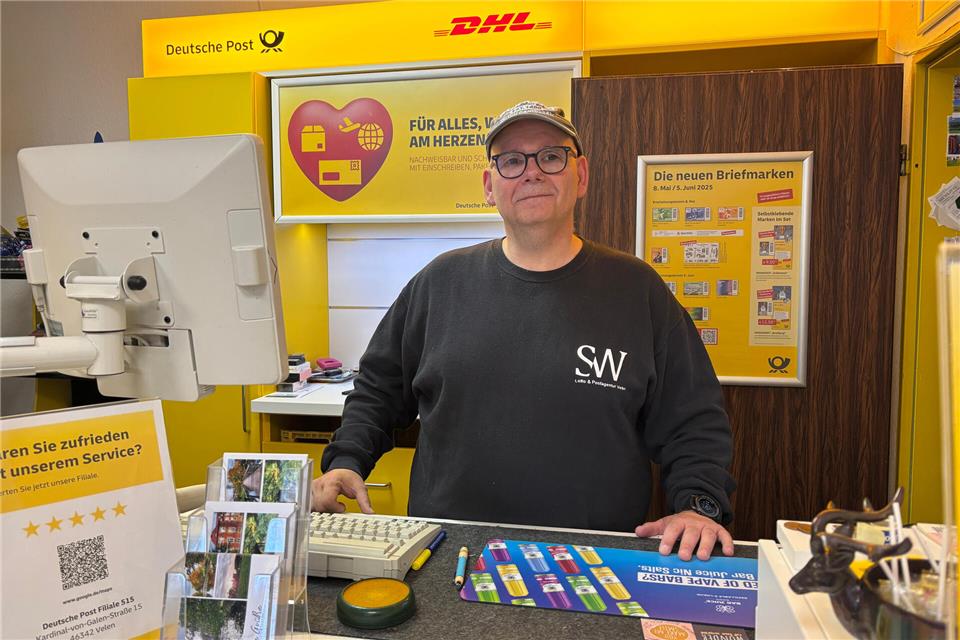 Stefan Wilken betreibt in seinem Kiosk in Velen seit circa drei Jahren auch eine Postfiliale.