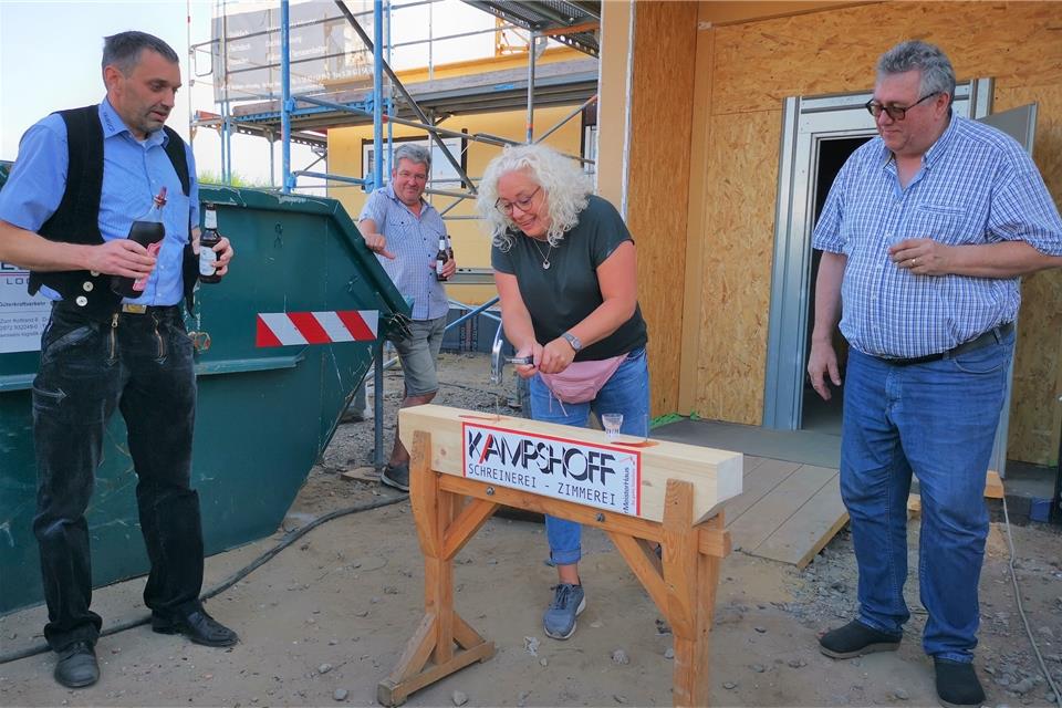 Stefanie Naaz schlug im Beisein von Georg Hebing (rechts) und Bernhard Schulze Wierling (links) den Nagel mit viel Schwung ins Holz. 