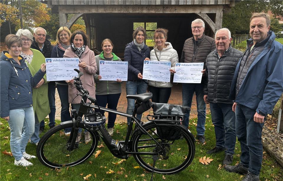 Stefanie Punsmann (von links), Renate Schäpers und Bernhard Lichtenberg von der Nachbarschaft Ostricker Berg sowie Helmut Möllmann (rechts) vom FC Nordick übergeben die Spenden an Nicole Schlusemann (ab 4. von links), Karin Greven, Jennifer Spiske, Verena Wuth, Gabi Wienen, Günter Wissing und Paul Fortmann.