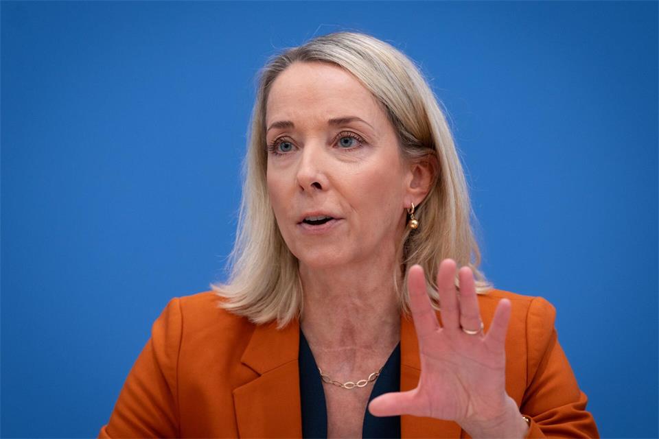 Stefanie Stoff-Ahnis, stellvertretende Vorstandsvorsitzende des GKV-Spitzenverbandes, kritisiert die PharmabrancheSoeren Stache/dpa