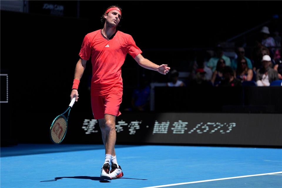 Stefanos Tsitsipas ärgert sich über sein Erstrunden-Aus bei den Australian Open.Ng Han Guan/AP/dpa