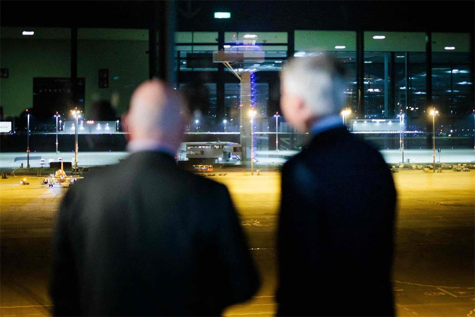 Stefen Bilger (r, CDU), Bundesminister für Verkehr, und Robert Crumbach (l, SPD), Minister für Infrastruktur und Landesplanung, blicken nach einem Pressestatement zum neuen Drohnendetektor am BER auf der Besucherterrasse des Flughafen „Willy Brandt“ Berlin Brandenburg (BER) auf den Tower.Carsten Koall/dpa