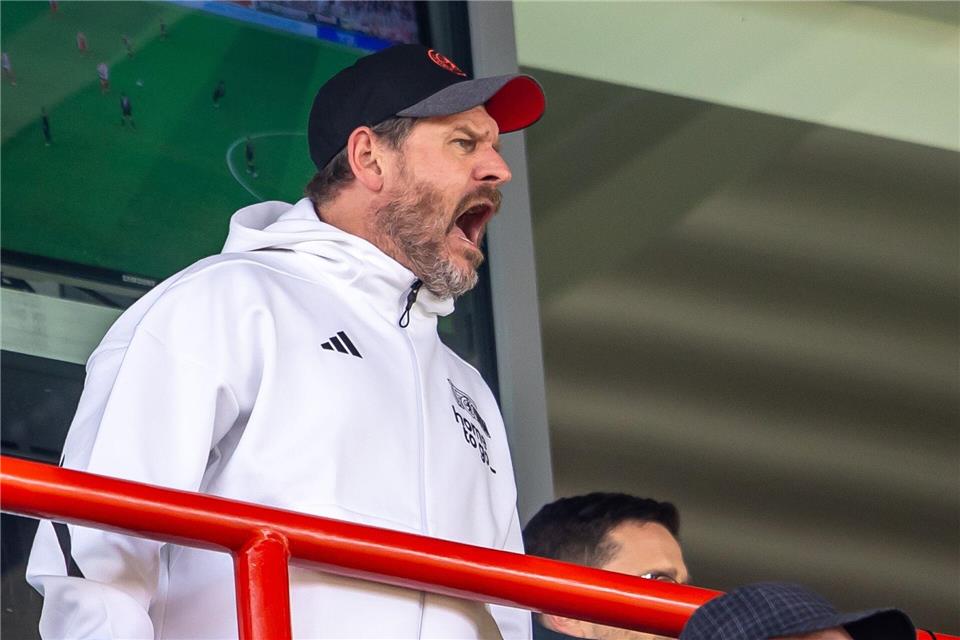 Steffen Baumgart muss das Spiel gegen den HSV von der Tribüne aus verfolgen.Andreas Gora/dpa