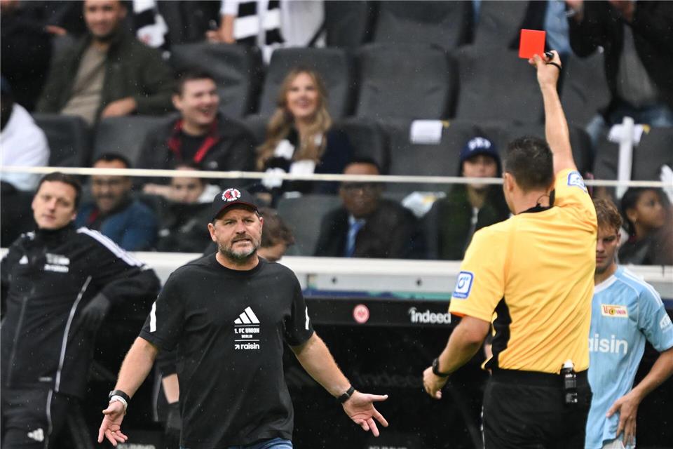 Eintracht verliert - Baumgart zeigt Stinkefinger und fliegt Steffen Baumgart sieht in einer hektischen Schlussphase Rot.Arne Dedert/dpa