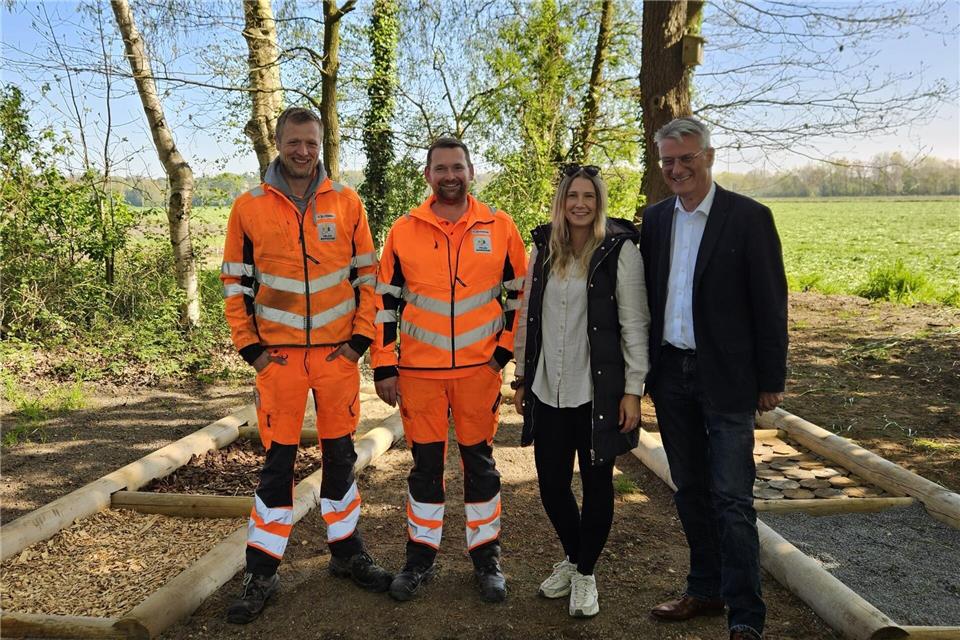 Steffen Elfering (Bauhof), Thomas Ostendorf (Bauhof), Alana Balke und Bürgermeister Markus Hund eröffneten den neuen Barfußpfad am artesischen Brunnen.