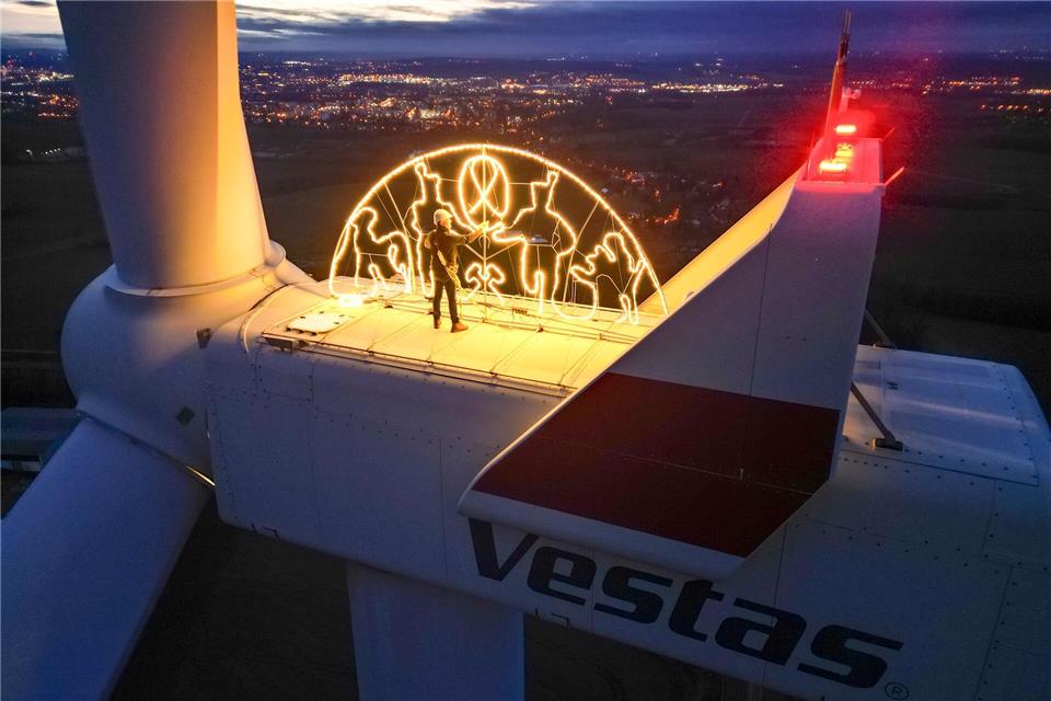 Steffen Flämig prüft die Beleuchtung an einem überdimensionalen Schwibbogen auf einem Windrad. Jan Woitas/dpa