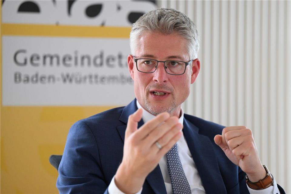 Steffen Jäger, der Präsident und Hauptgeschäftsführer des Gemeindetags Baden-Württemberg, will mehr Steuergeld für Kommunen. (Archivbild)Bernd Weißbrod/dpa