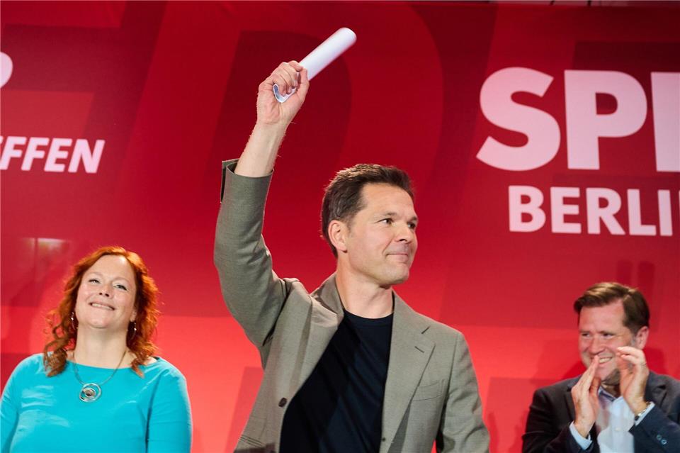 Steffen Krach (M) und Bettina König sind die neuen Landesvorsitzenden der Berliner SPD. Annette Riedl/dpa