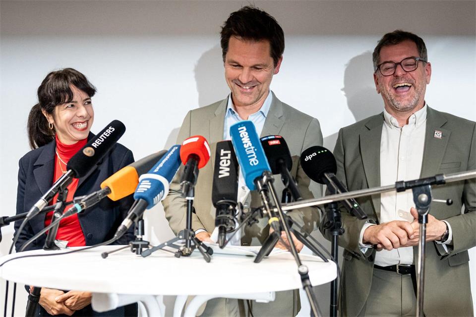 Steffen Krach (SPD, M), Berliner SPD-Fraktions- und Landesvorsitzender, Elif Eralp, Fraktionsvorsitzende der Partei Die Linke im Berliner Abgeordnetenhaus, und Werner Graf (Bündnis 90/Die Grünen), Co-Vorsitzender der Grünen Fraktion im Berliner Abgeordnetenhaus, geben eine Pressekonferenz im Haus der Statistik in Berlin. Anlass ist die Einigung bei den Sondierungsgesprächen nach der Wahl zum Abgeordnetenhaus.Fabian Sommer/dpa