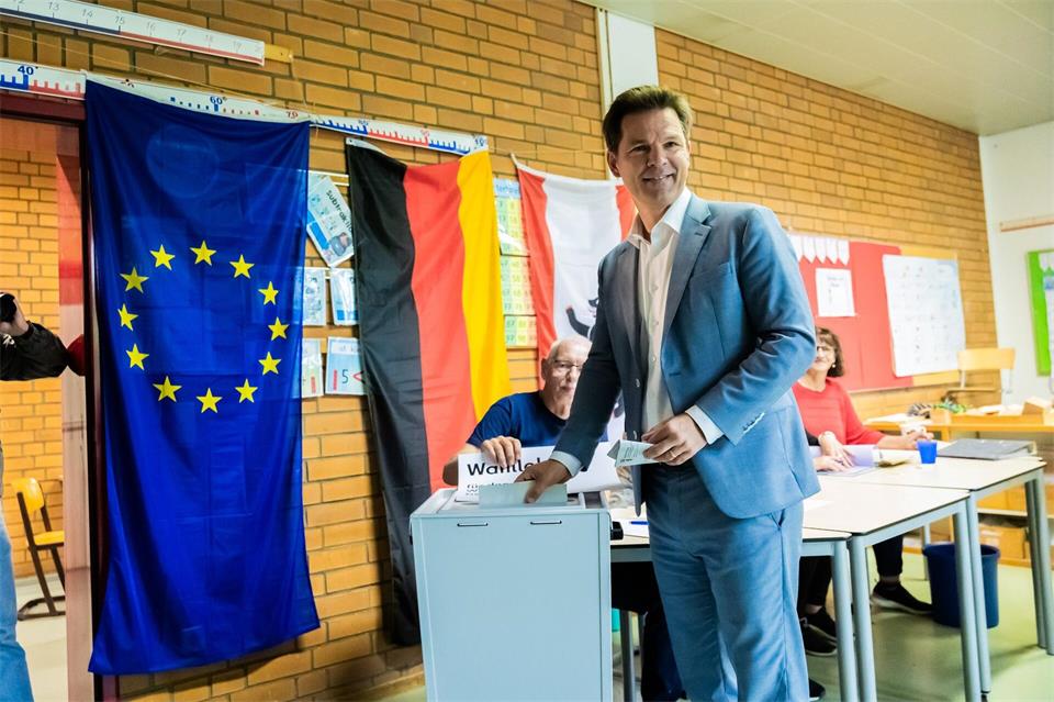 Steffen Krach (SPD), Spitzenkandidat der Berliner SPD und Landesvorsitzender der SPD Berlin, gibt seine Stimme ab.Christoph Soeder/dpa