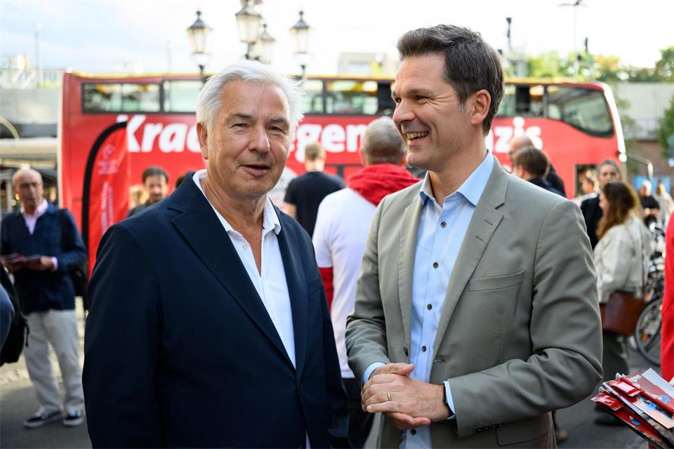 Steffen Krach (r), Spitzenkandidat der SPD für die Wahl zum Berliner Abgeordnetenhaus, und Klaus Wowereit (SPD), ehemaliger Regierender Bürgermeister von Berlin. Bernd von Jutrczenka/dpa
