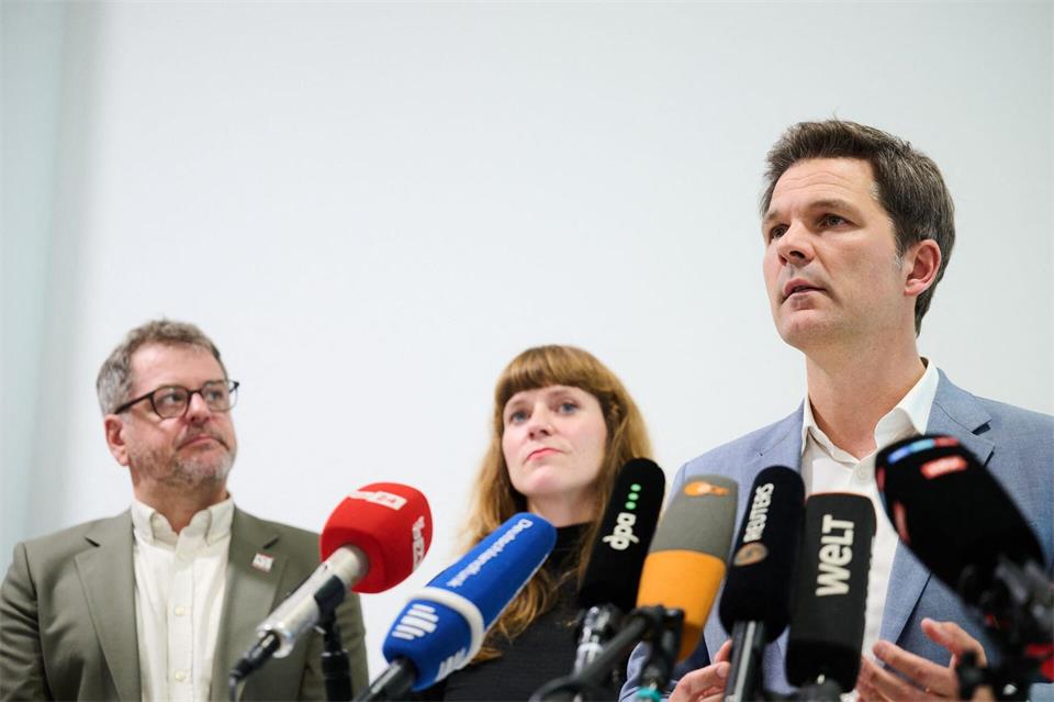 Steffen Krach (rechts, SPD), Kerstin Wolter (Linke) und Werner Graf (Grüne) stellten die Ergebnisse der Vorgespräche vor.  Annette Riedl/dpa
