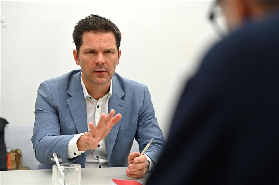 Steffen Krach soll die SPD in den Wahlkampf für die Abgeordnetenhauswahl 2026 führen. Auf einem Parteitag am 15. November soll er zum Spitzenkandidaten gekürt werden. Elisa Schu/dpa