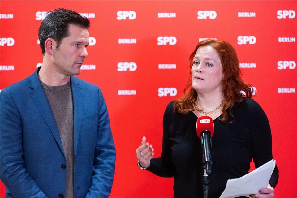 Steffen Krach und Bettina König sprechen bei einer Pressekonferenz zur Nominierung für den Landesvorsitz der SPD Berlin.Christophe Gateau/dpa