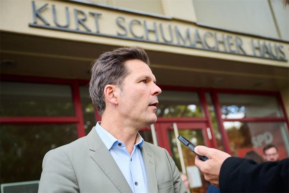 Steffen Krach zeigt sich irritiert vom Besuch eines Clanchefs bei der Linkspartei.Annette Riedl/dpa