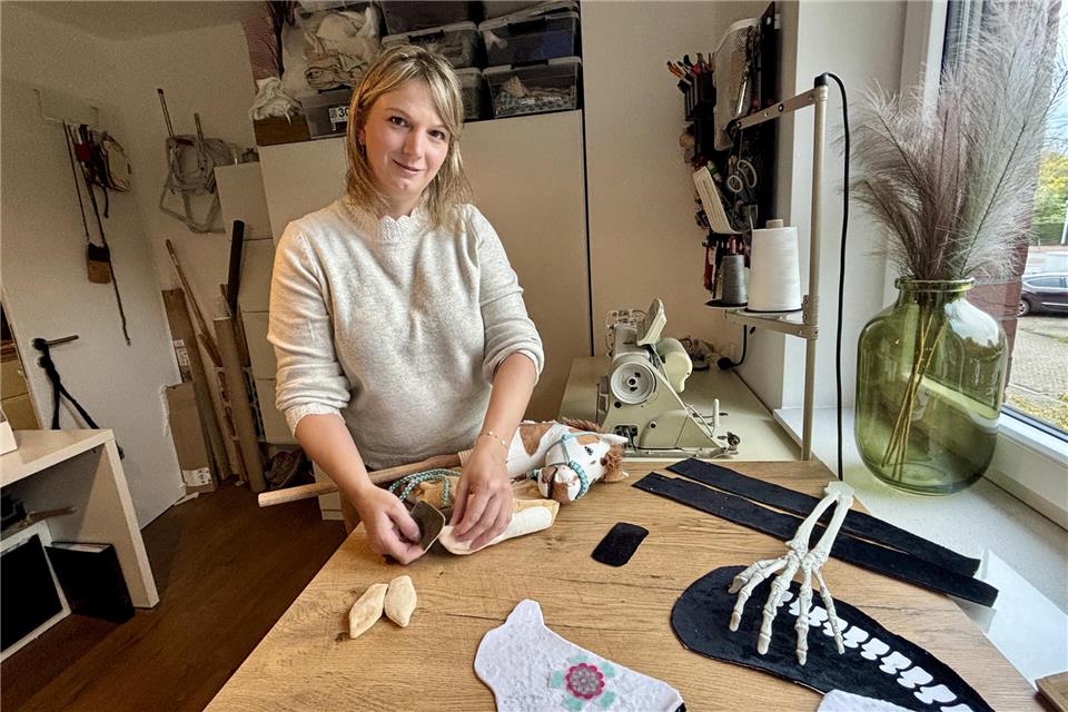 Steffi Burdack fertigt detailgetreue Steckenpferde an.