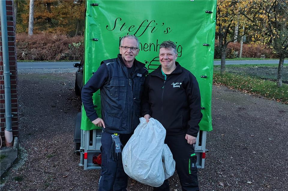 Steffi Eing (r.) hat ihren Imkerkollegen von ihren Erfahrungen mit der Asiatischen Hornisse berichtet.