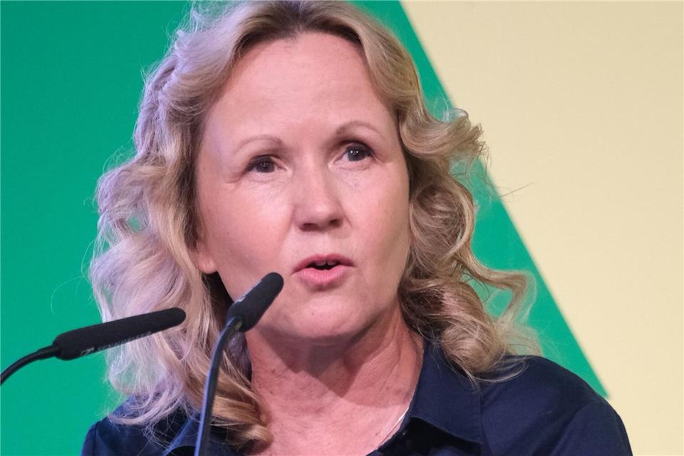 Steffi Lemke, Bundestagsabgeordnete von Bündnis 90/Die Grünen aus Sachsen-Anhalt und frühere Bundesumweltministerin, spricht beim Landesparteitag. Sebastian Willnow/dpa