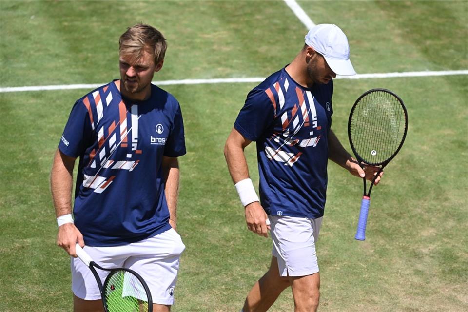 Stehen im Achtelfinale von Wimbledon: Kevin Krawietz (l) und Tim Pütz.
