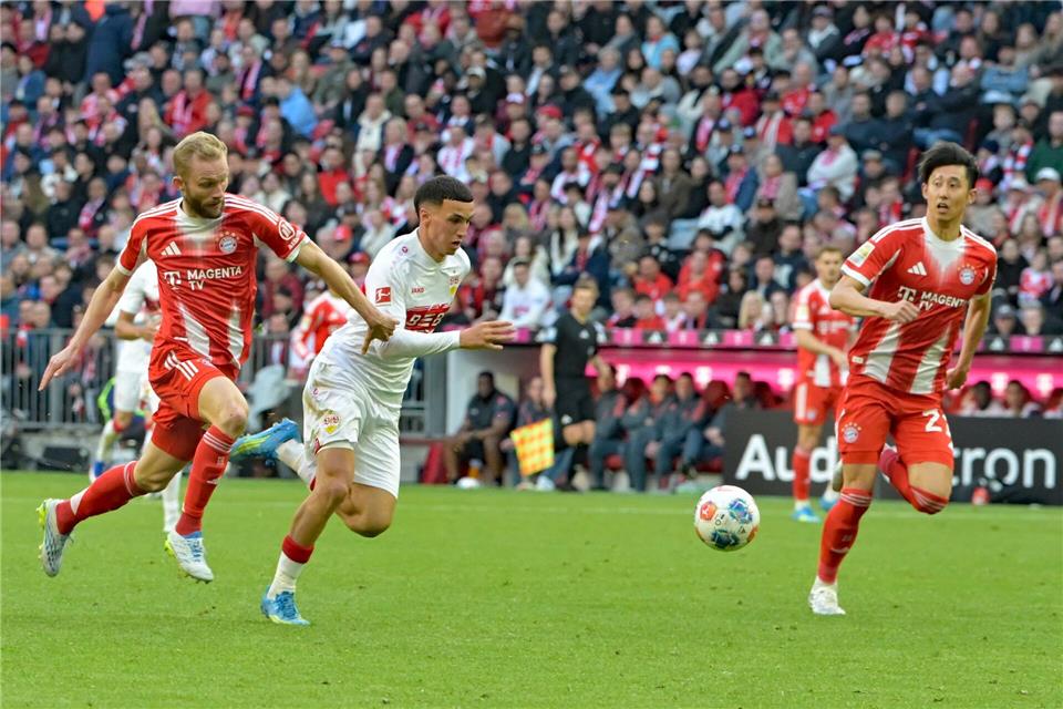 Stehen sich im Pokalfinale gegenüber: Stuttgarts  Bilal El Khannouss und die Bayern-Profis Hiroki Ito und Konrad Laimer. (Archivbild)Malin Wunderlich/dpa