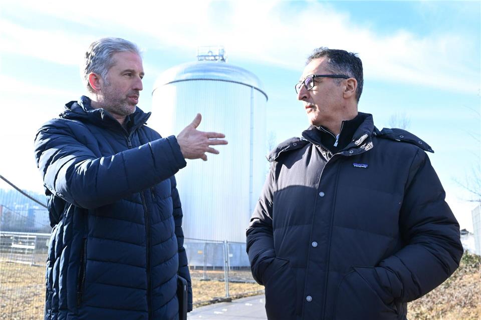 Stehen sich nicht nur politisch nahe: Tübingens Oberbürgermeister Boris Palmer (parteilos) wird auch die Trauung von Grünen-Spitzenkandidat Cem Özdemir und seiner Partnerin Flavia Zaka übernehmen. (Archivbild)Bernd Weißbrod/dpa