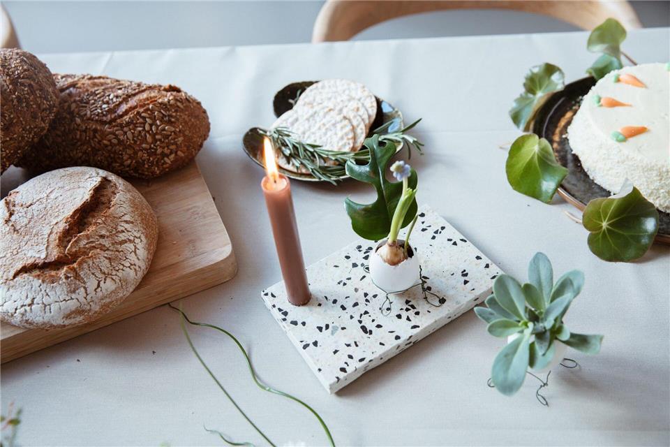 Stehen stilvoll auf dem Ostertisch: mit Pflanzen gefüllte Eiervasen.Plants & Flowers Foundation Holland/dpa-tmn