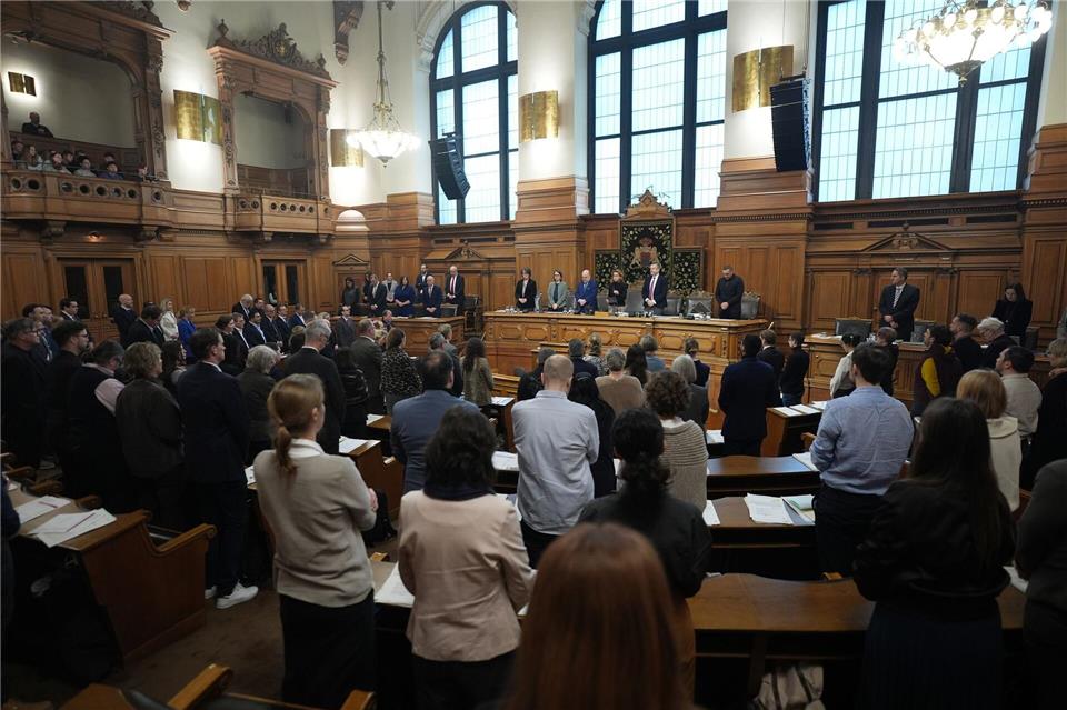 Stehend gedenken die Abgeordneten der getöteten 18-Jährigen.Marcus Brandt/dpa