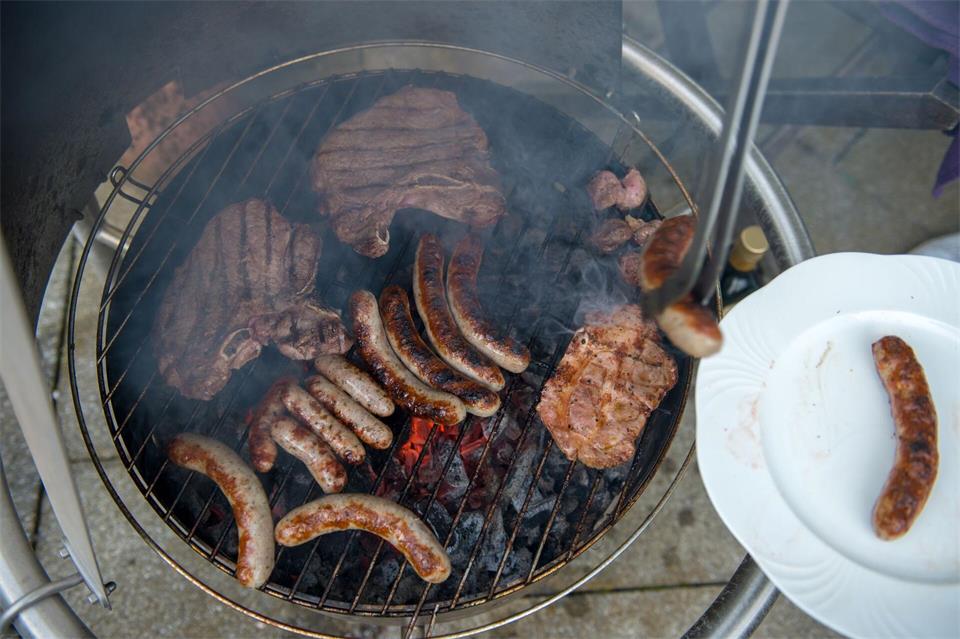 Steht der Holzkohlegrill in einem geschlossenen Raum, kann die CO-Konzentration schnell gefährliche Werte erreichen.picture alliance / dpa Themendienst