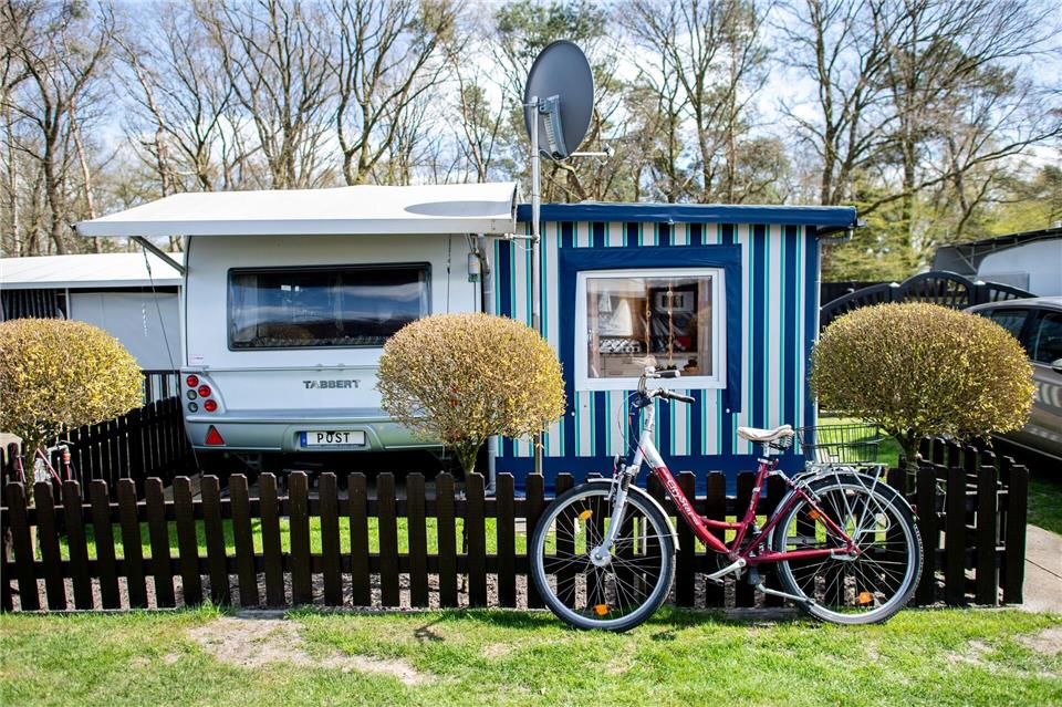 Steht immer und fährt nicht? Mit Anmeldung als Hauptwohnsitz? Dann könnte für diesen schicken Campingwagen auch der Rundfunkbeitrag fällig werden. Hauke-Christian Dittrich/dpa