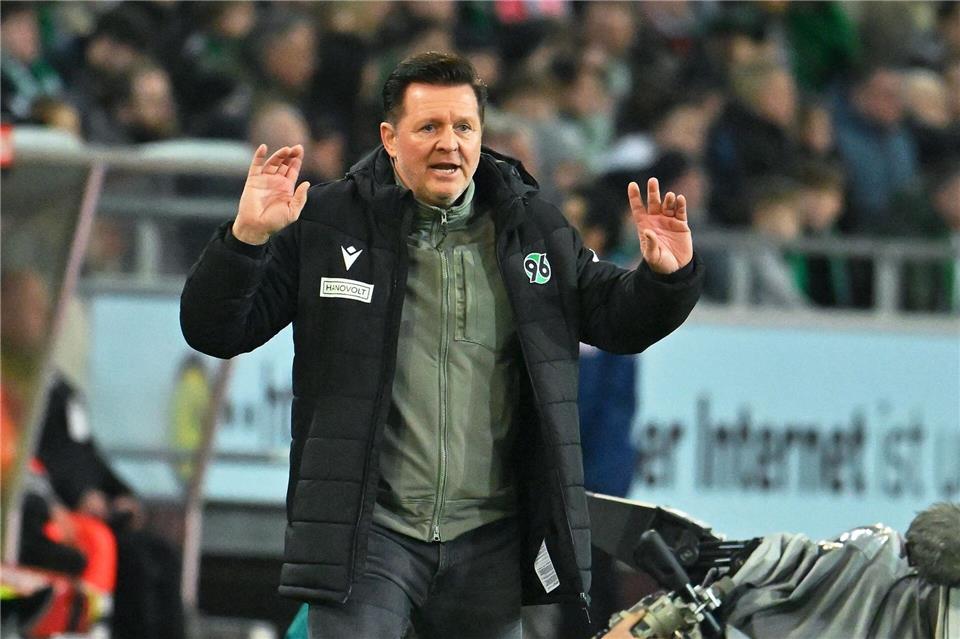 Steht mit Hannover 96 vor einem Topspiel: Trainer Christian Titz. (Archivbild)Swen Pförtner/dpa